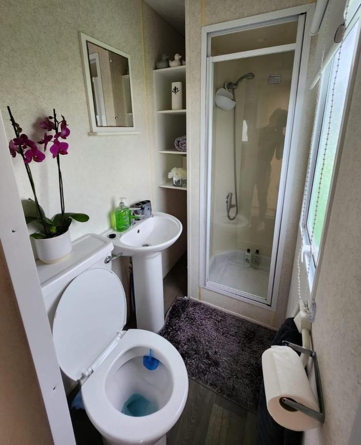 Comfy Caravan On Marine Park Hotel Rhyl Exterior foto